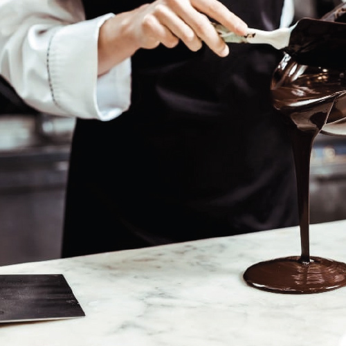 Artisan versant du chocolat